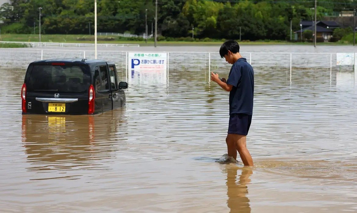 Temporal recorde no Japão deixa mortos e milhares afetados