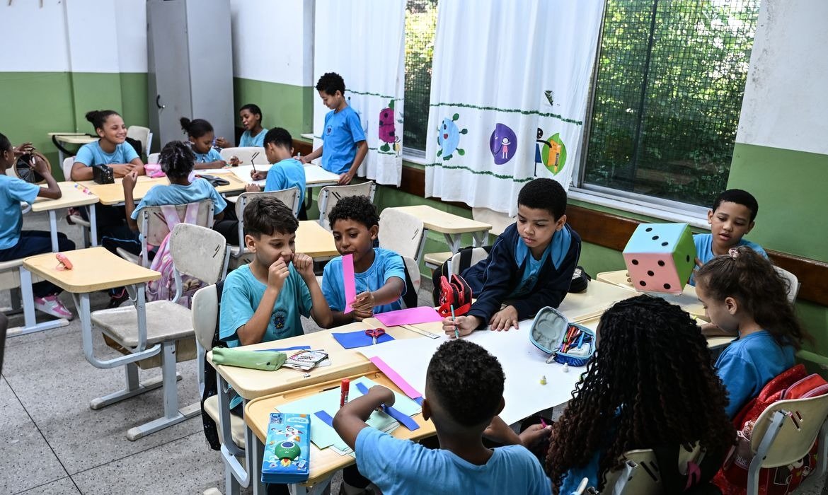 Ideb 2025 aponta desafios para ampliar ensino médio integral no Brasil