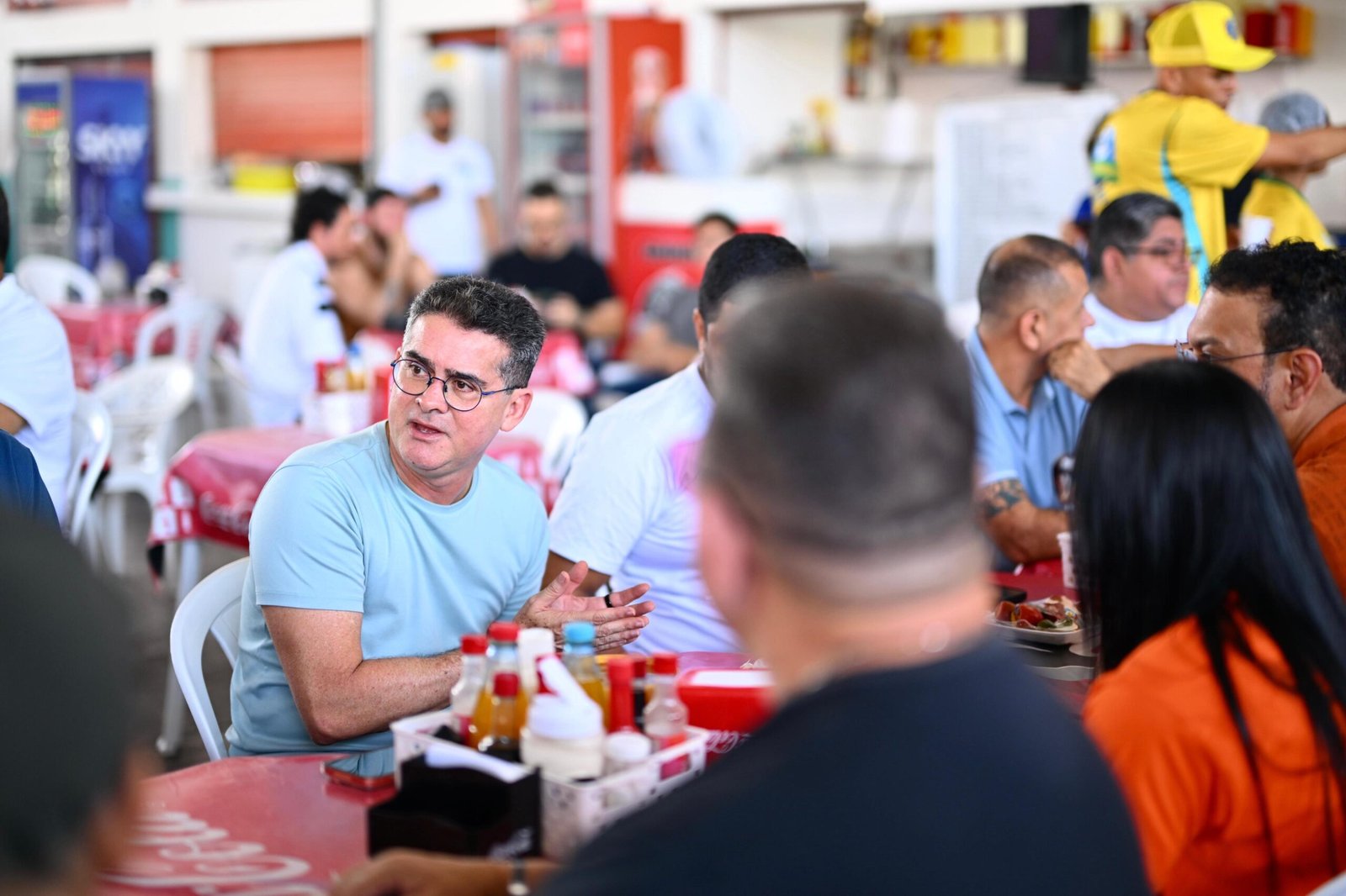 David Almeida faz caminhada no Alvorada e apresenta balanço de obras realizadas no bairro