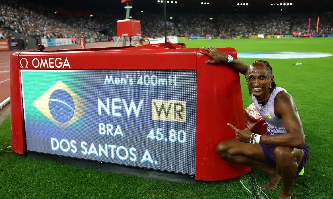 Alison dos Santos é recordista mundial dos 400m com barreiras