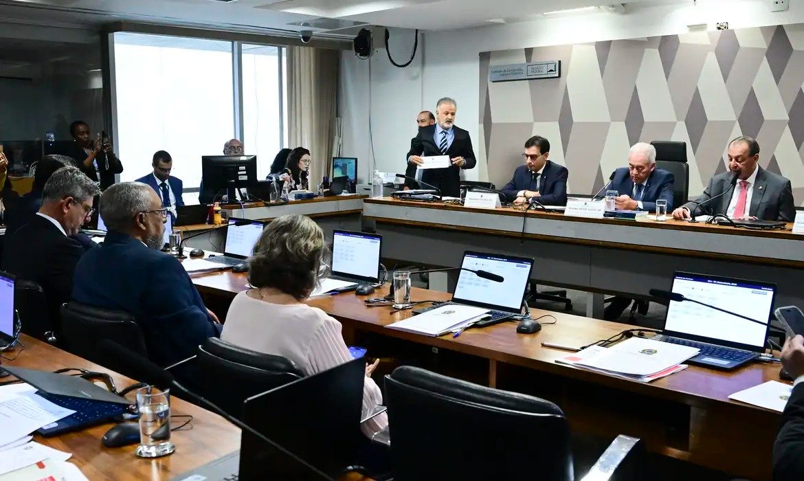 PEC do fim da escala 6x1 avança no Senado, mas ainda depende de votação final