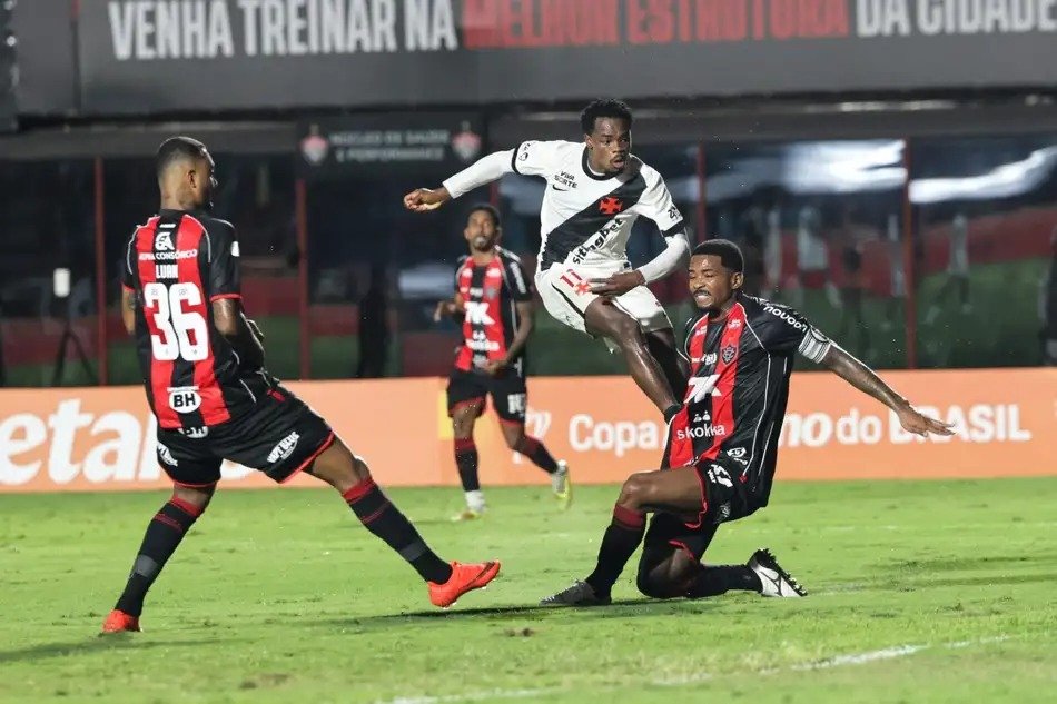 Vasco fecha confronto com Vitória em 3 a 0 e avança na Copa do Brasil