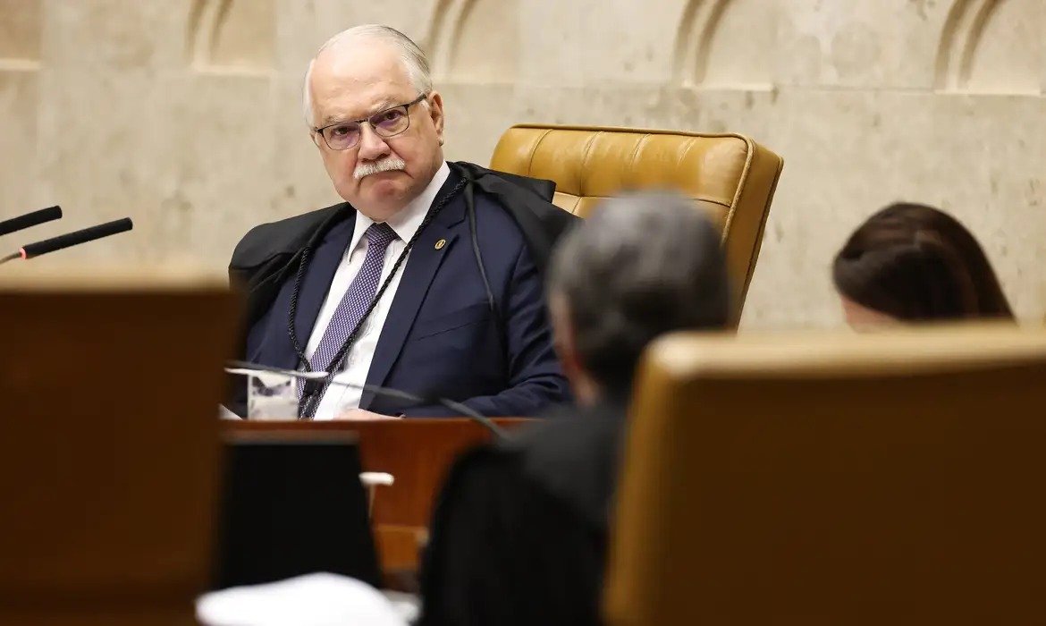 Fachin cancela sessão do STF e aguarda desdobramentos de crise institucional
