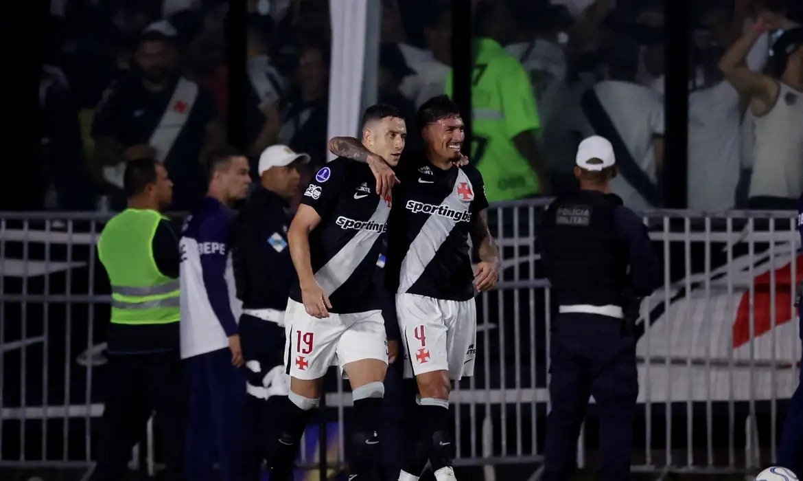 Vasco celebra vaga histórica na semifinal e mantém campanha viva na Sul-Americana