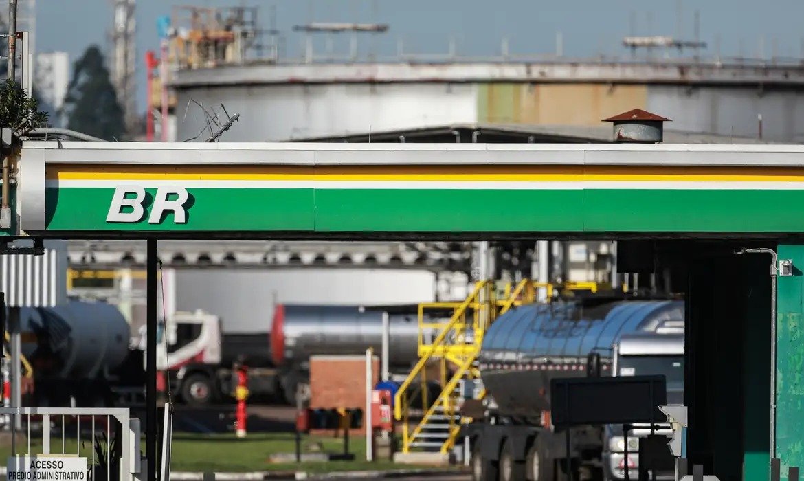 Diesel sobe R$ 1, mas subsídio evita impacto imediato no preço