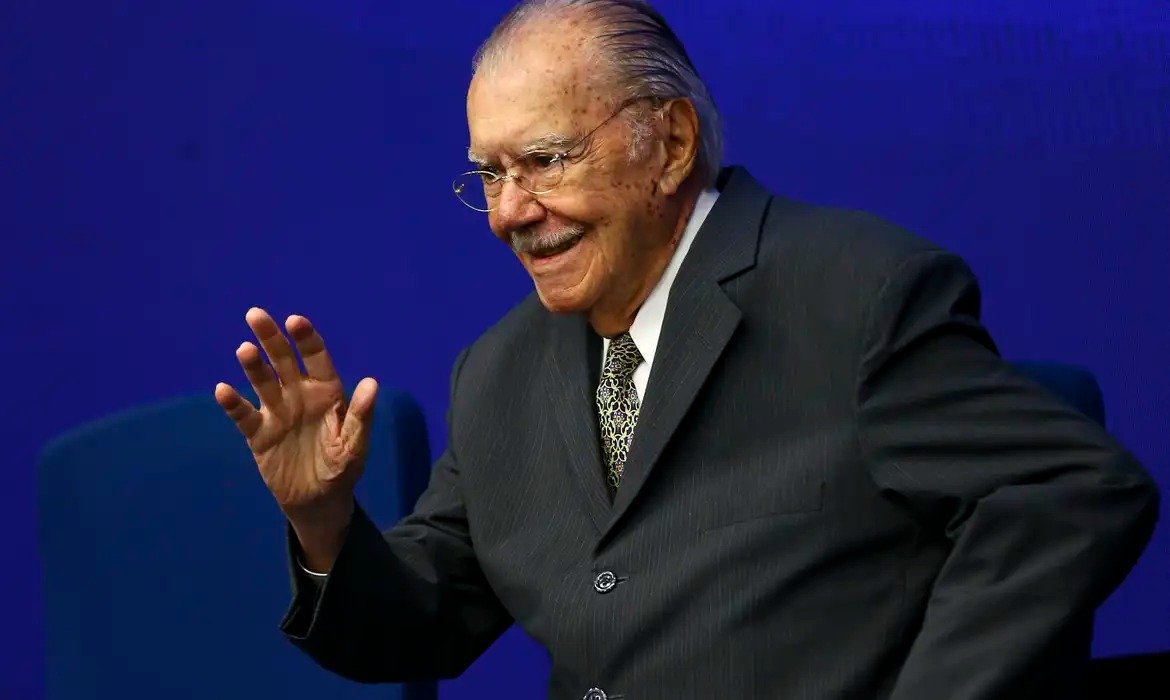 José Sarney volta a ser internado após pneumonia
